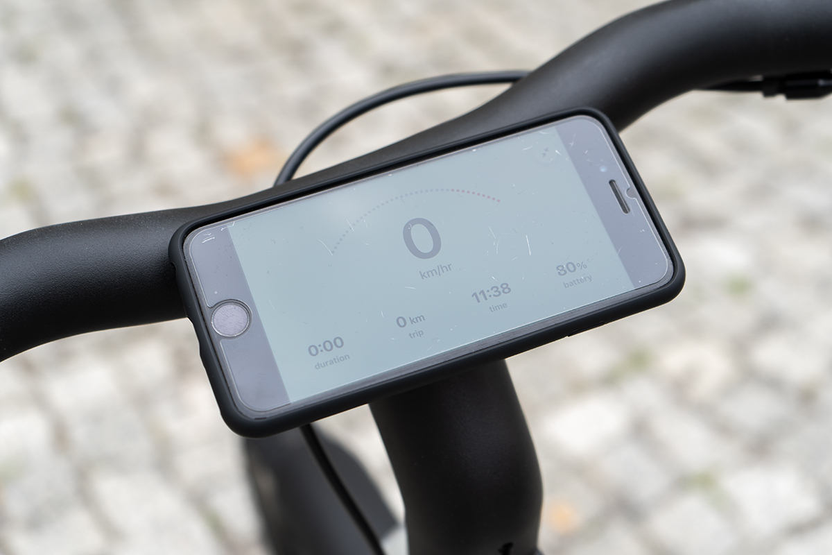 Detailaufnahme eines besfestigten Smartphones am Lenker des City-E-Bikes S5 von VanMoof.