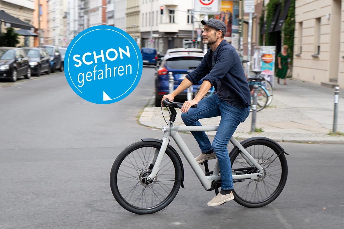 Mann fÃ¤hrt im StraÃŸenverkehr mit City-E-Bike S5 von VanMoof.