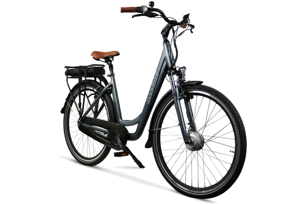 City-E-Bike von Wagner in Seitenansicht, abgestellt auf dem Seitenständer vor weißem Hintergrund.