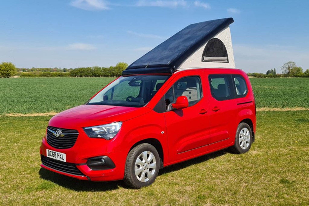 Der Wheelhome Vikenze III-e in rot mit ausgefahrenem Dach in der Natur.