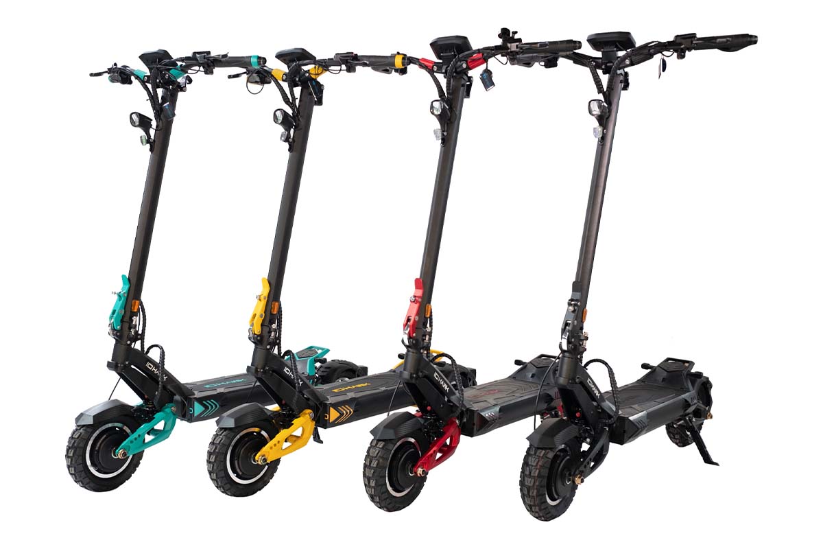 Productshot: vier E-Scooter in unterschiedlichen Farben nebeneinander