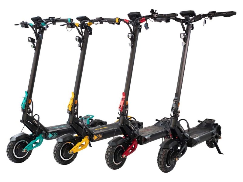 Productshot: vier E-Scooter in unterschiedlichen Farben nebeneinander