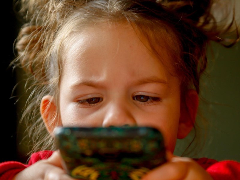 Kind mit Smartphone