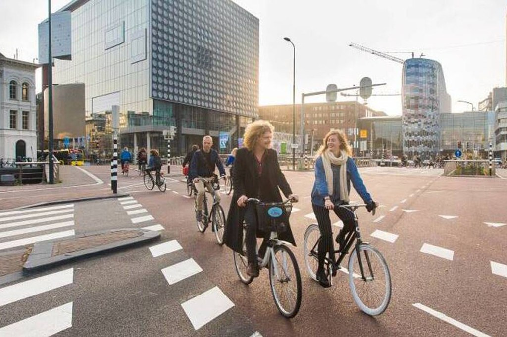 Fahrradfahrende in Utrecht, der fahrradfreundlichsten Stadt der Welt beim Überqueren einer Straße.