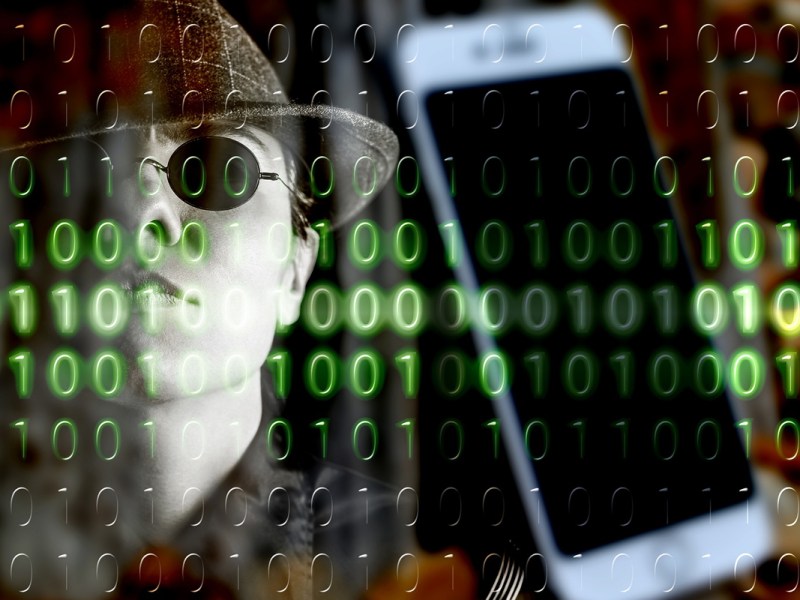 Hacker und Smartphone