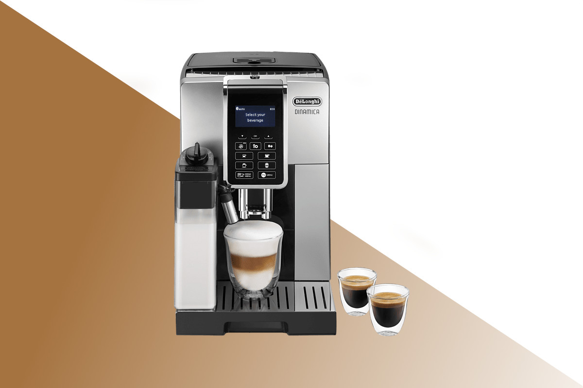 Silbern schwarzer De'Longhi-Kaffeevollautomat von vorne mit Glas mit Kaffee, daneben zwei weitere Kaffeegläser auf weißem Hintergrund mit braunem Verlauf unten