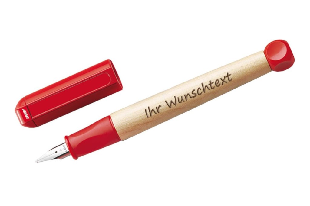 Lamy Füller Holzoptik und rote Kappe schräg von der Seite auf weißem Hintergrund
