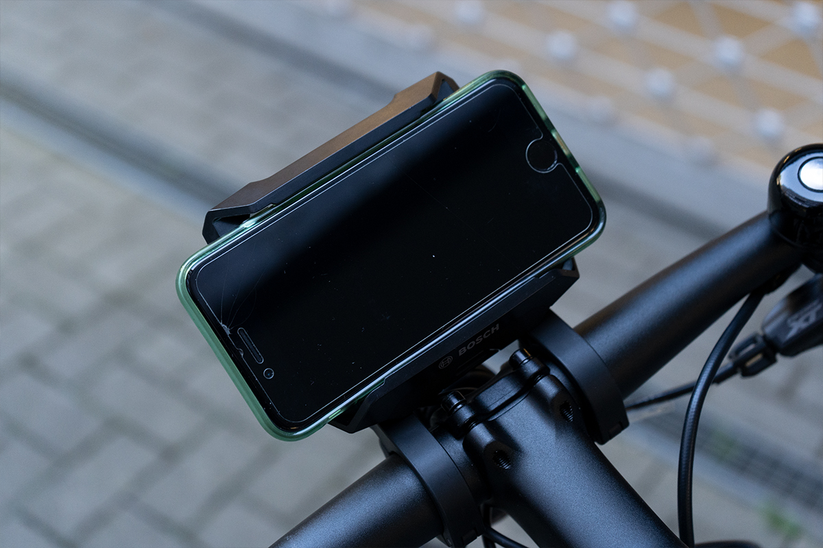 E-Bike Riese und Müller Roadster Touring - Detail Display mit Handy