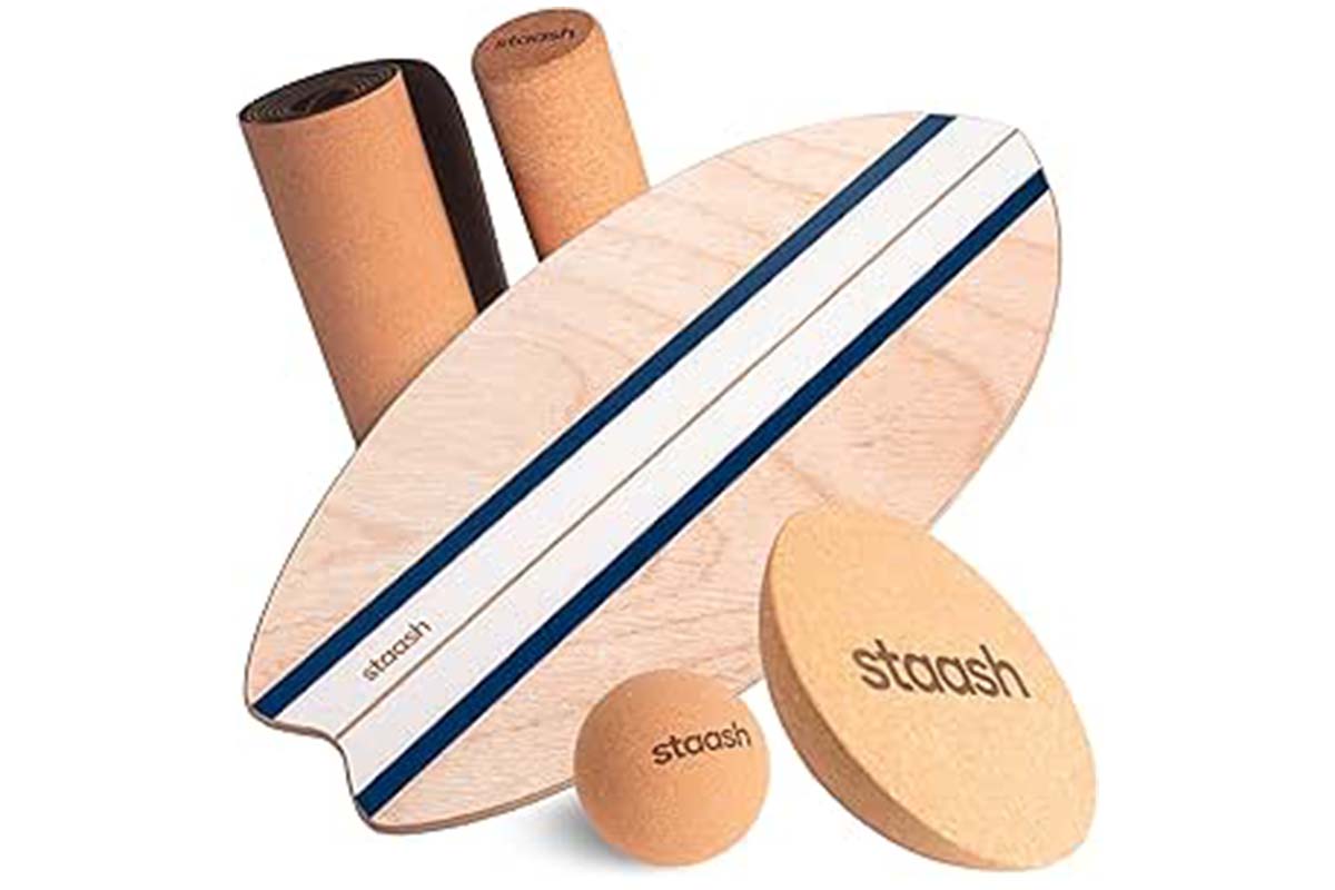 Balance Board zusammen mit Rolle, Matte, Kugel und Halbkugel auf weißem Grund