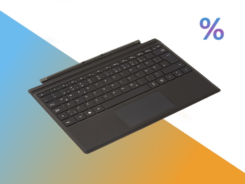 Schwarzer Surface-Tastatur schräg von oben auf weiße, Hintergrund mit blau orangenem Farbverlauf