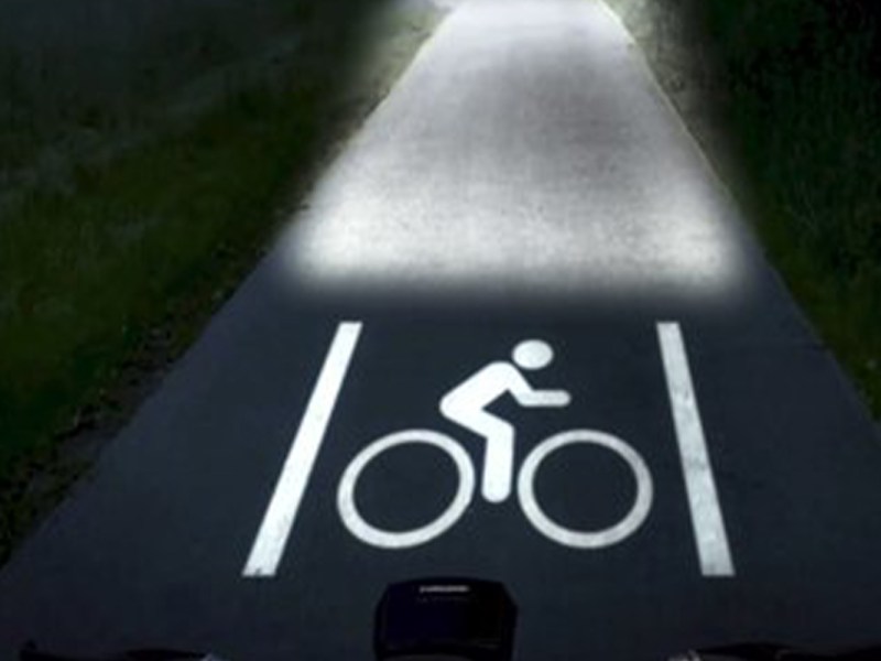 Trelock-Beleuchtung projiziert Icon von Fahrradfahrer auf die Straße
