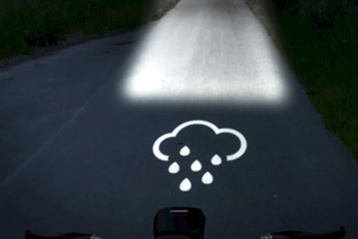 Trelock-Beleuchtung projiziert Icon einer Wolke auf die Straße