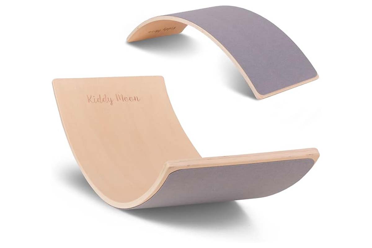 Zwei Balanceboards für Kinder auf weißem Grund