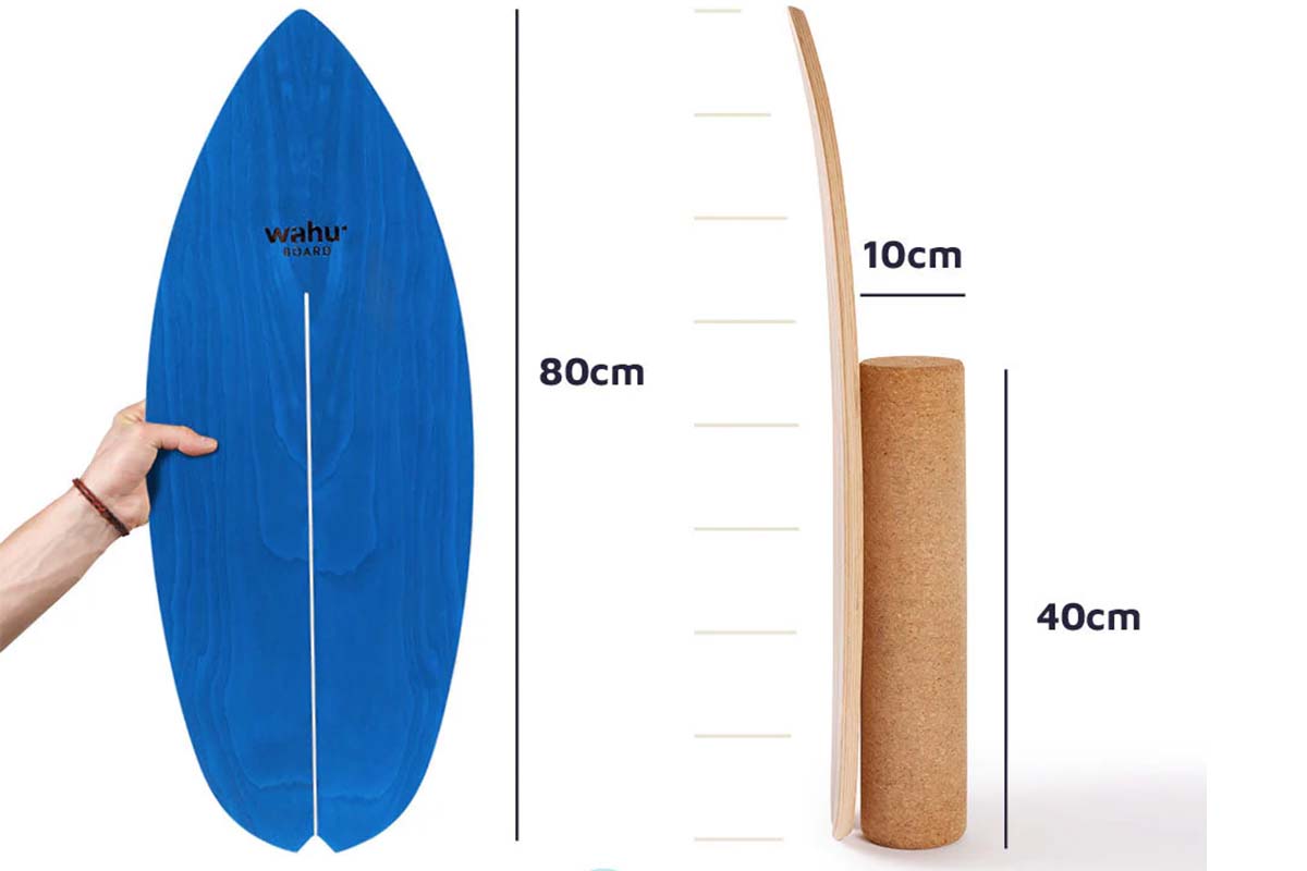 eine Hand hält ein blaues Balance Board, daneben eine Korkrolle und ein weitere Balance Board, weißer Hintergrund