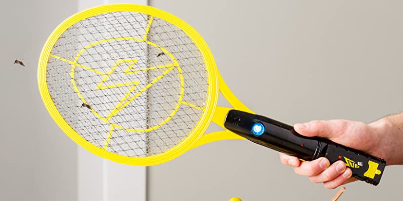 Hand hält gelbschwarzen Tennisschläger artigen Schläger ins Bild vor umherfliegende Mücken