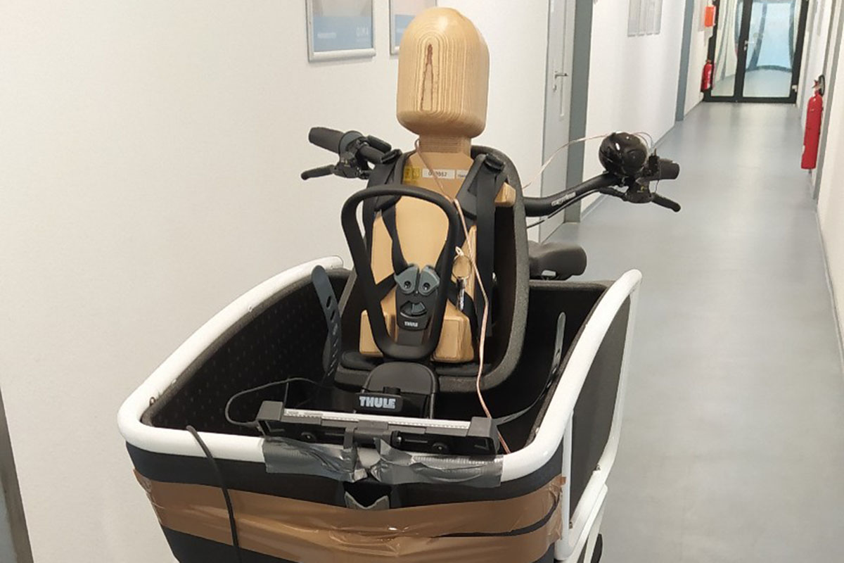 Detailansicht E-Cargo-Bikes: Kindersitz in Transportwanne