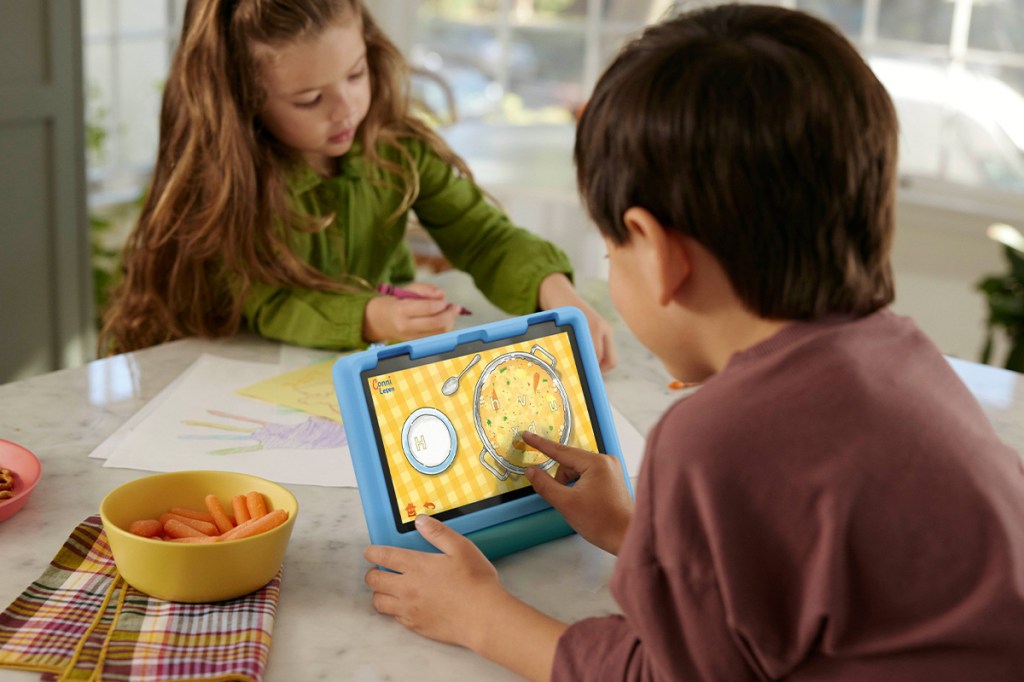 Ein Kind benutzt das Amazon Fire HD 8 Kids Edition.