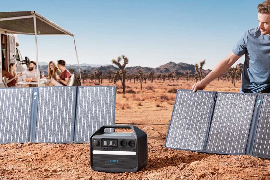 Die neue Anker 555 PowerHouse mit zwei Solarpanels beim Camping.