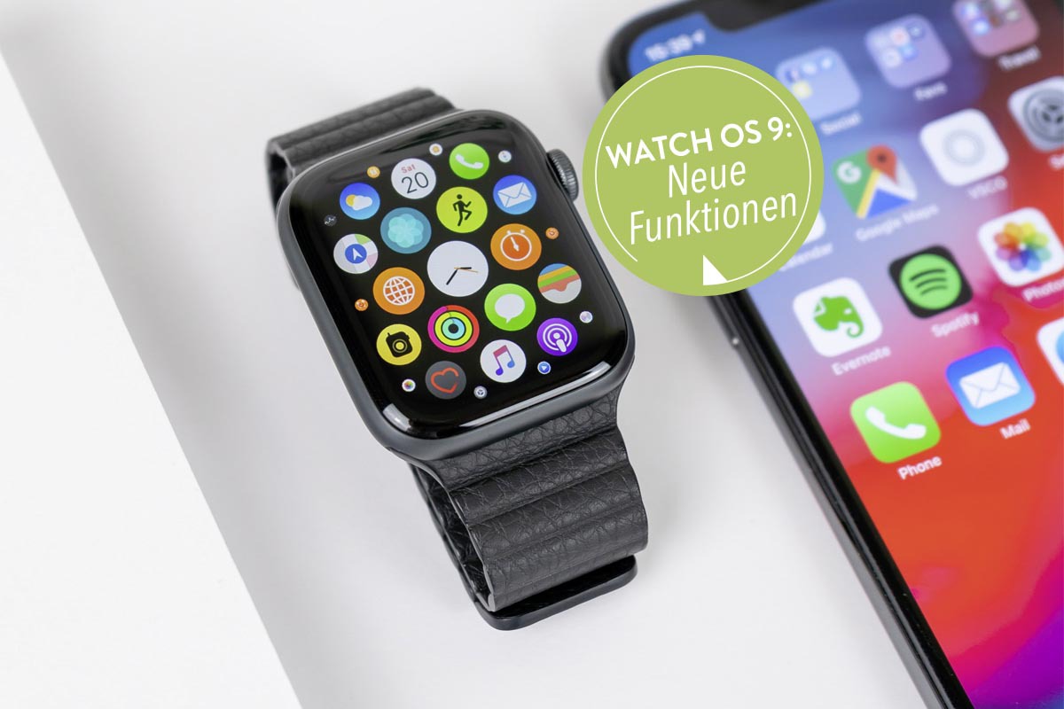 Eine Apple Watch neben einem iPhone auf einem Tisch liegend
