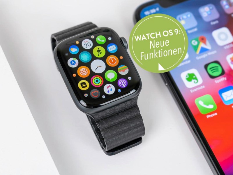 Eine Apple Watch neben einem iPhone auf einem Tisch liegend