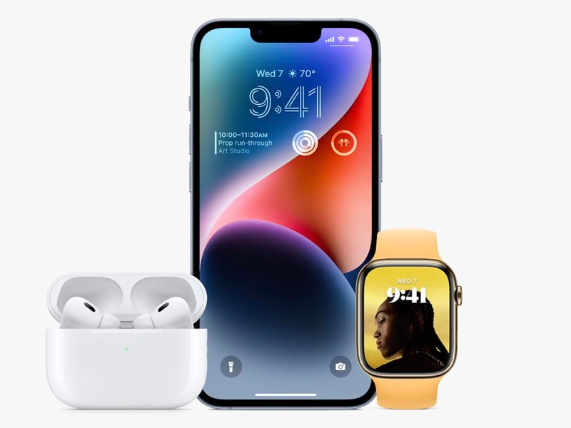 AirPods Pro 2 iPhone 14 und Apple Watch 8 nebeneinander