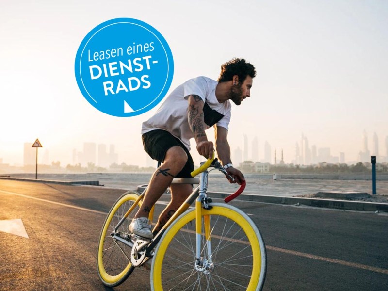 Ein Mann fährt auf einem Fahrrad auf einer Straße.