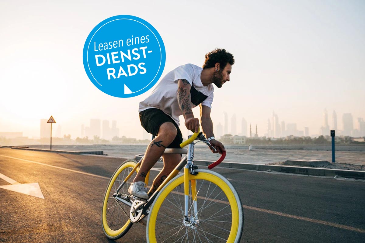 Ein Mann fährt auf einem Fahrrad auf einer Straße.