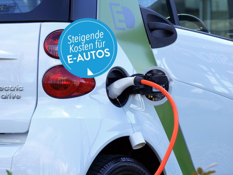 Ein E-Auto wird mit Strom versorgt.