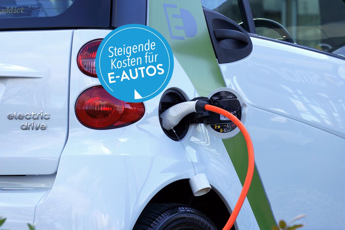 Ein E-Auto wird mit Strom versorgt.