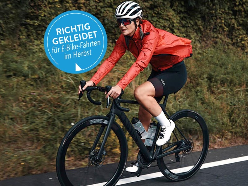 Eine Fahrradfahrerin fährt auf dem E-Bike auf der Straße