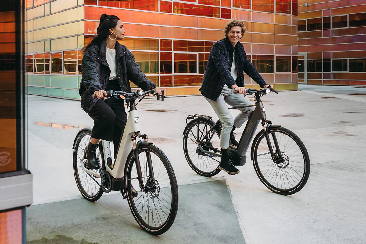 Zwei Fahrradfahrer auf einem E-Bike