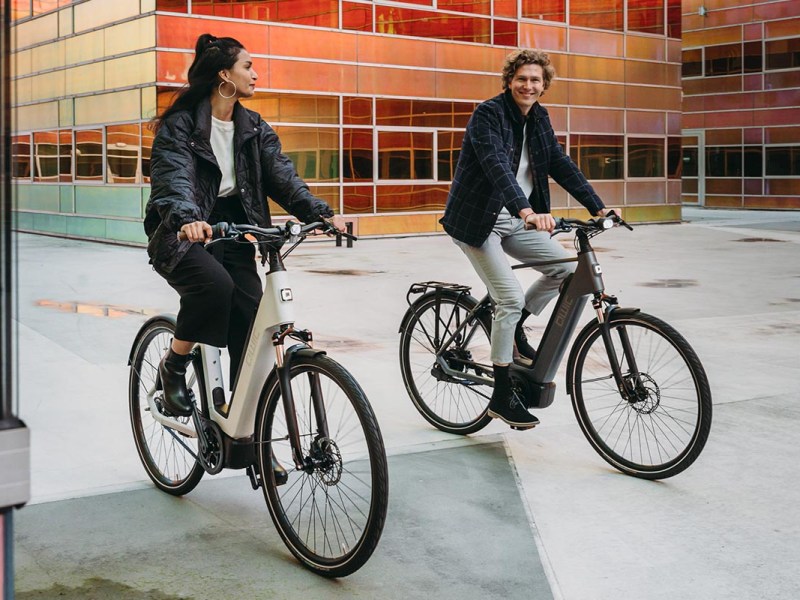 Zwei Fahrradfahrer auf einem E-Bike