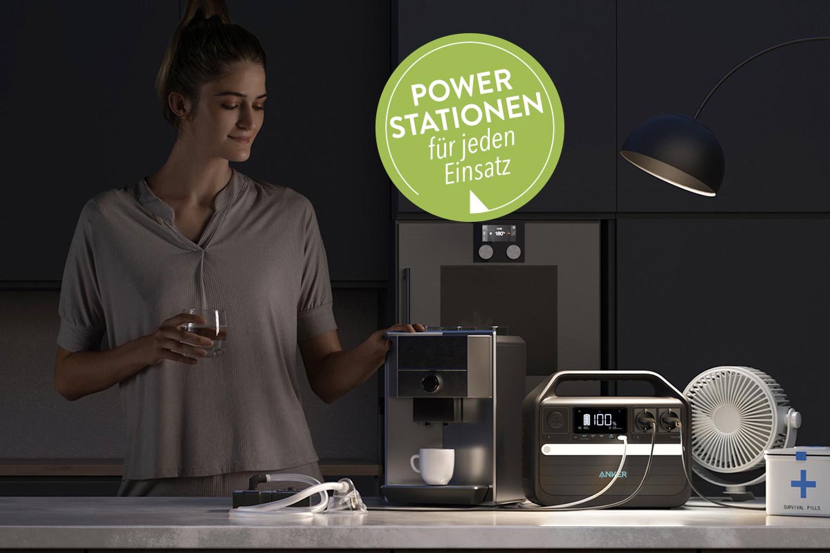 Eine Frau in einer dunklen Küche betreibt mit der Power-Station eine Kaffeemaschine