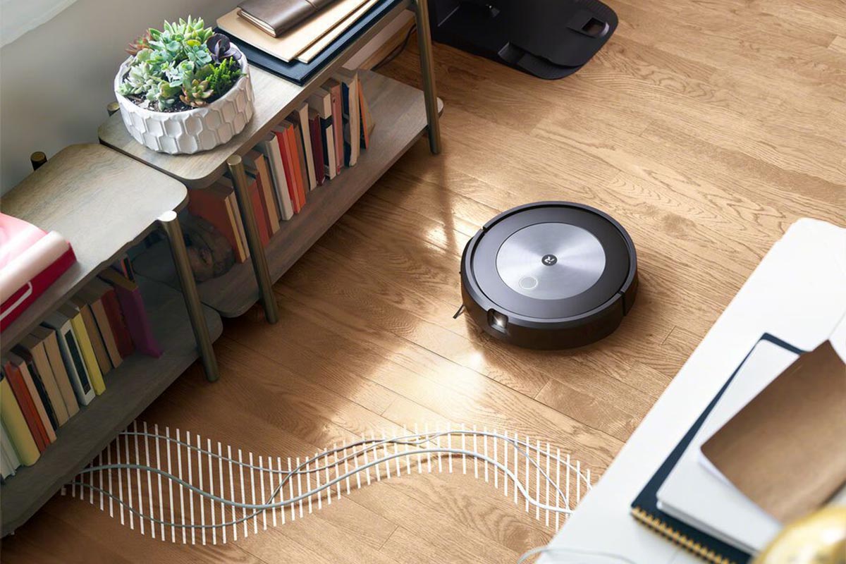 iRobot Roomba i7 auf Holzboden neben einem Regal
