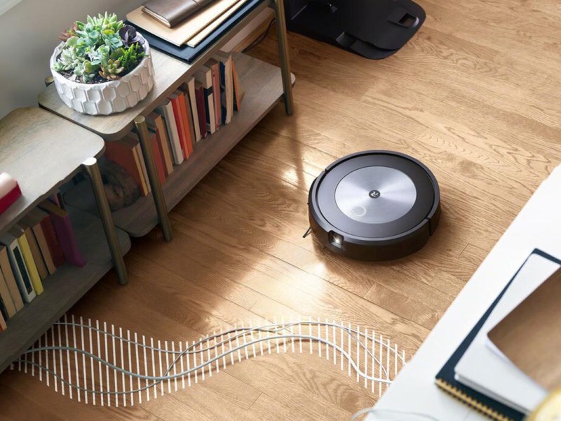 iRobot Roomba i7 auf Holzboden neben einem Regal
