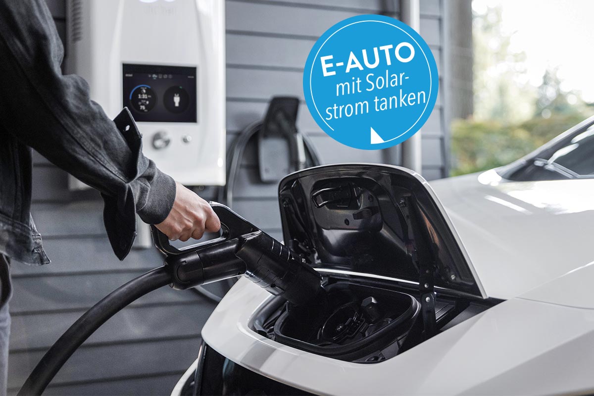 E-Auto wird zum aufladen an Wallbox angeschlossen