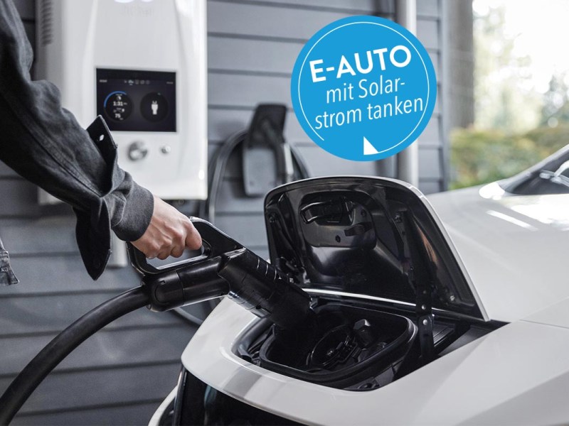 E-Auto wird zum aufladen an Wallbox angeschlossen