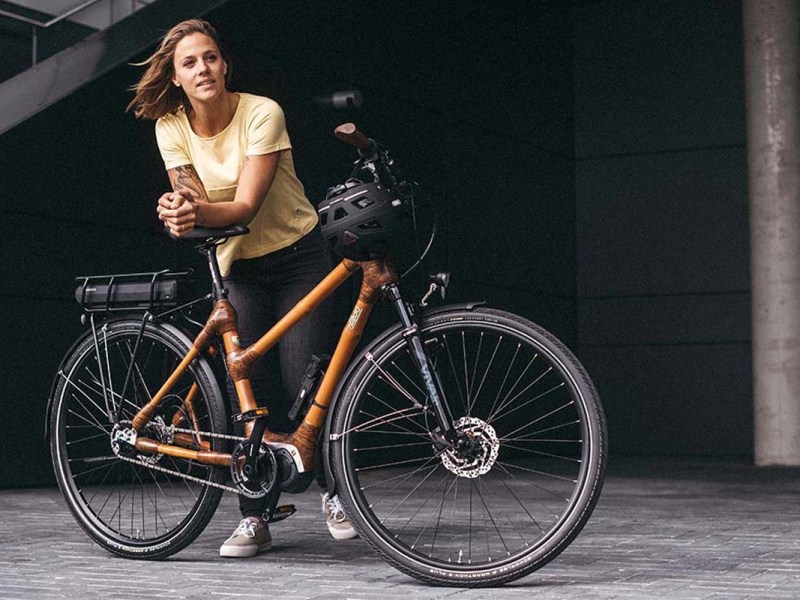 Frau hinter ihrem Bambus E-Bike my Volta E6100 von MyBoo