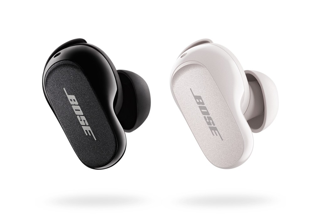 Die unterschiedlichen Farbvariationen der Bose QuietComfort Earbuds II vor weißen Hintergrund.