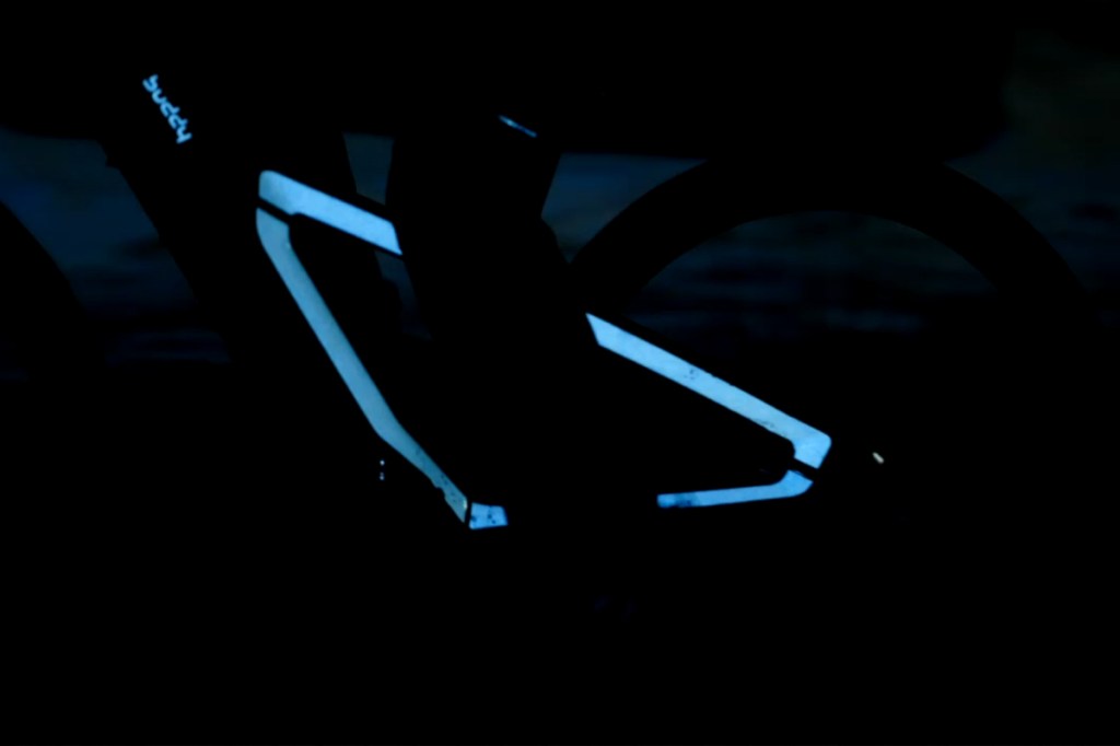 Buddy Bike E-Bike sX1, Bild im Dunkeln vom reflektierenden Rahmen