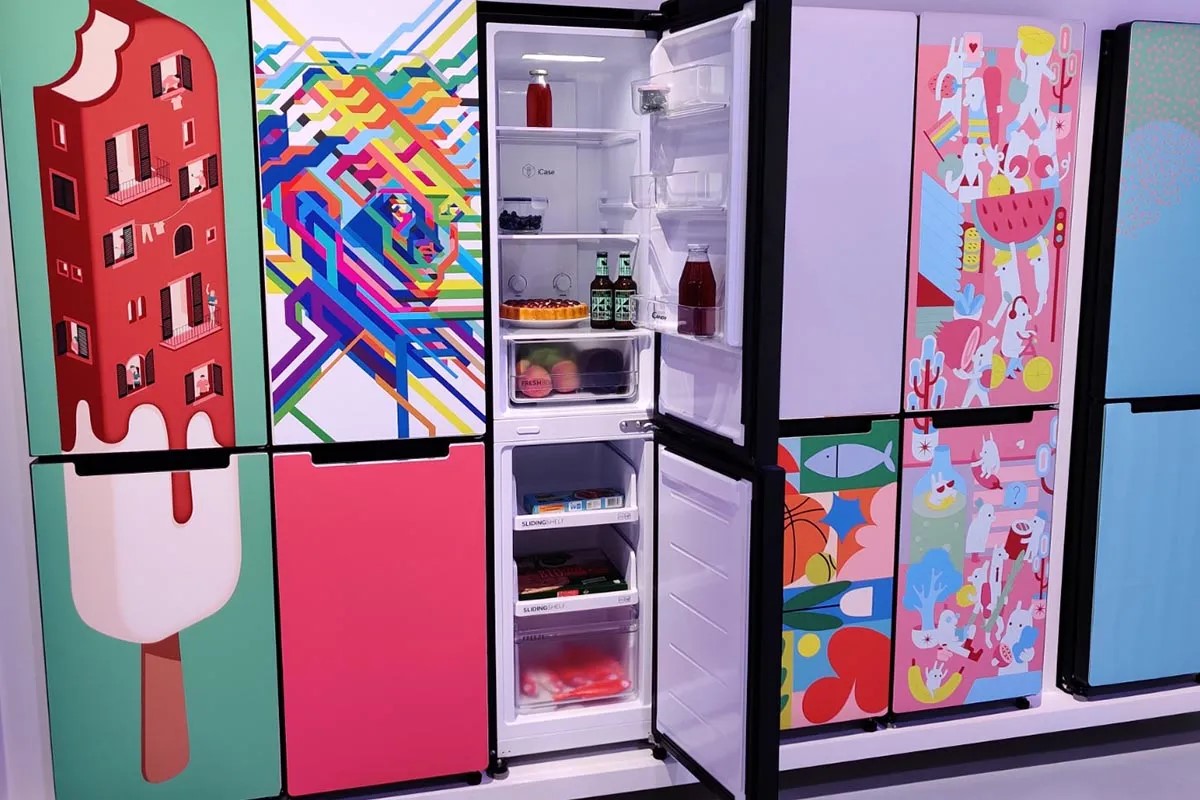 Mehrere 40-cm-Kühlschränke von Candy mit bunten Designs auf der Front