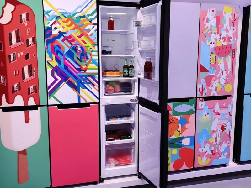 Mehrere 40-cm-Kühlschränke von Candy mit bunten Designs auf der Front