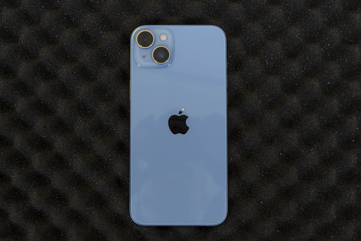 iPhone 14 Plus Rückseite auf schwarzem Schaumstoff