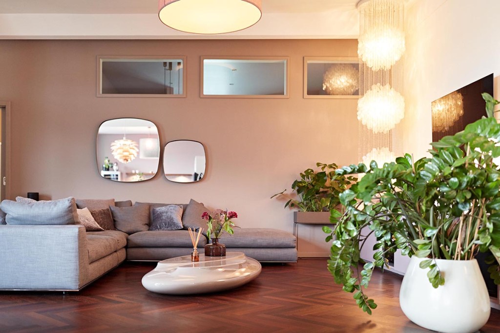 Ein stylisches Wohnzimmer voller Designermöbel und Lampen.