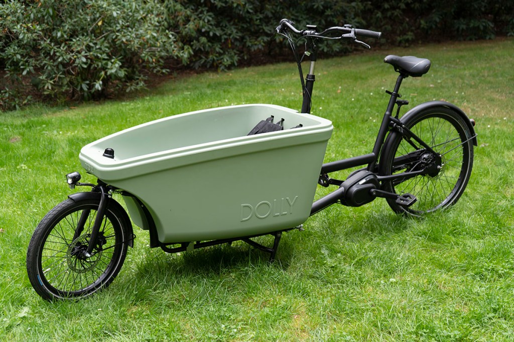 E-Cargo-Bike von Dolly-Bikes in Seitenansicht vor einem Park.