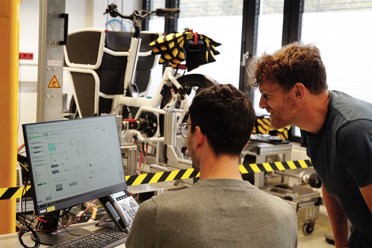 Test-Ingenieure im Labor von Hansecontrol beim Auswerten von Testergebnissen eines E-Cargo-Bike-Tests.