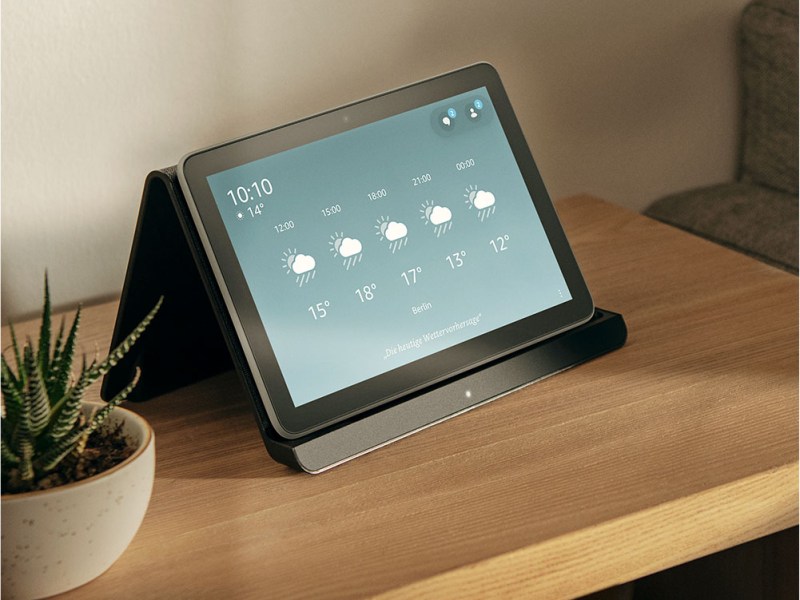 Das leistungsstärkere Amazon Fire HD 8 Plus steht auf einem Tisch.