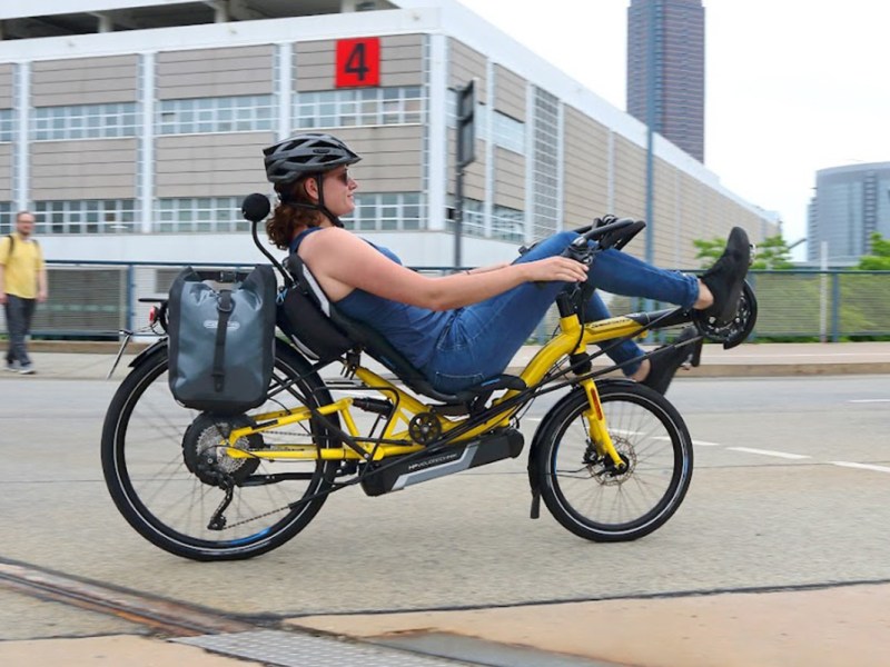 Frau fährt auf einem S-Pedelec Liegefahrrad