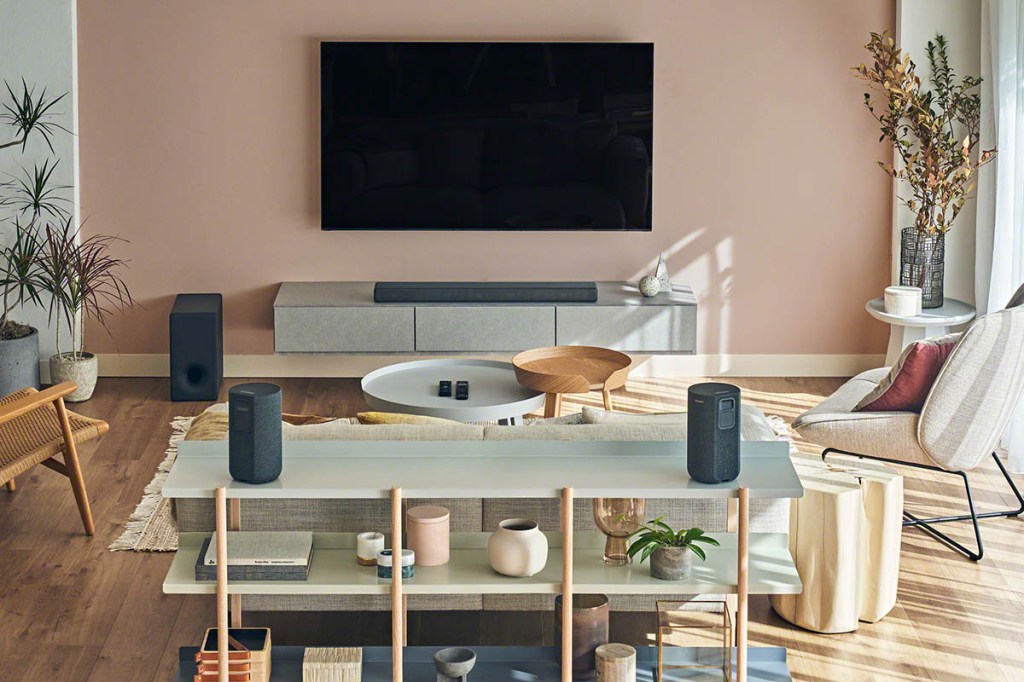 TV, Soundbar und kleine Boxen im Wohnzimmer