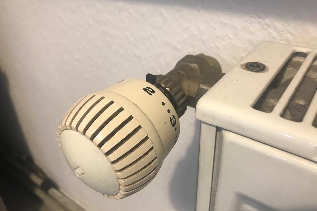 Ein Thermostat an einem Heizkörper.